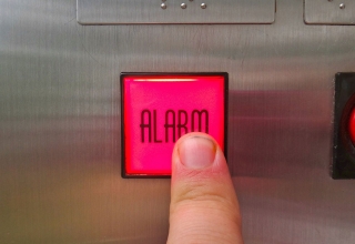 img empty - در صورتی که شخصی درون آسانسور گیر کرد چه اقدامات لازمی را انجام دهید؟