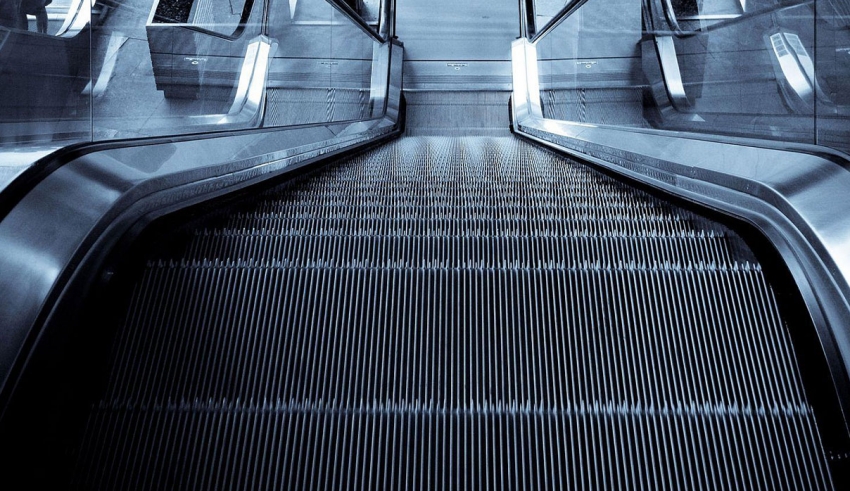 img empty - پله برقی دست کودک مشهدی را له کرد